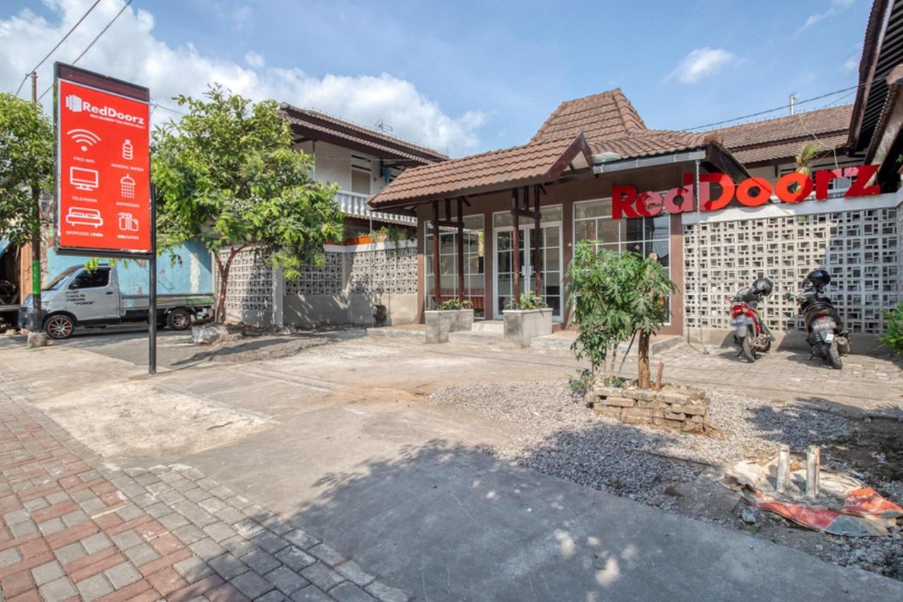 Reddoorz Near Malioboro Tugu Station Jogja 2 Hotel Yogyakarta Kültér fotó