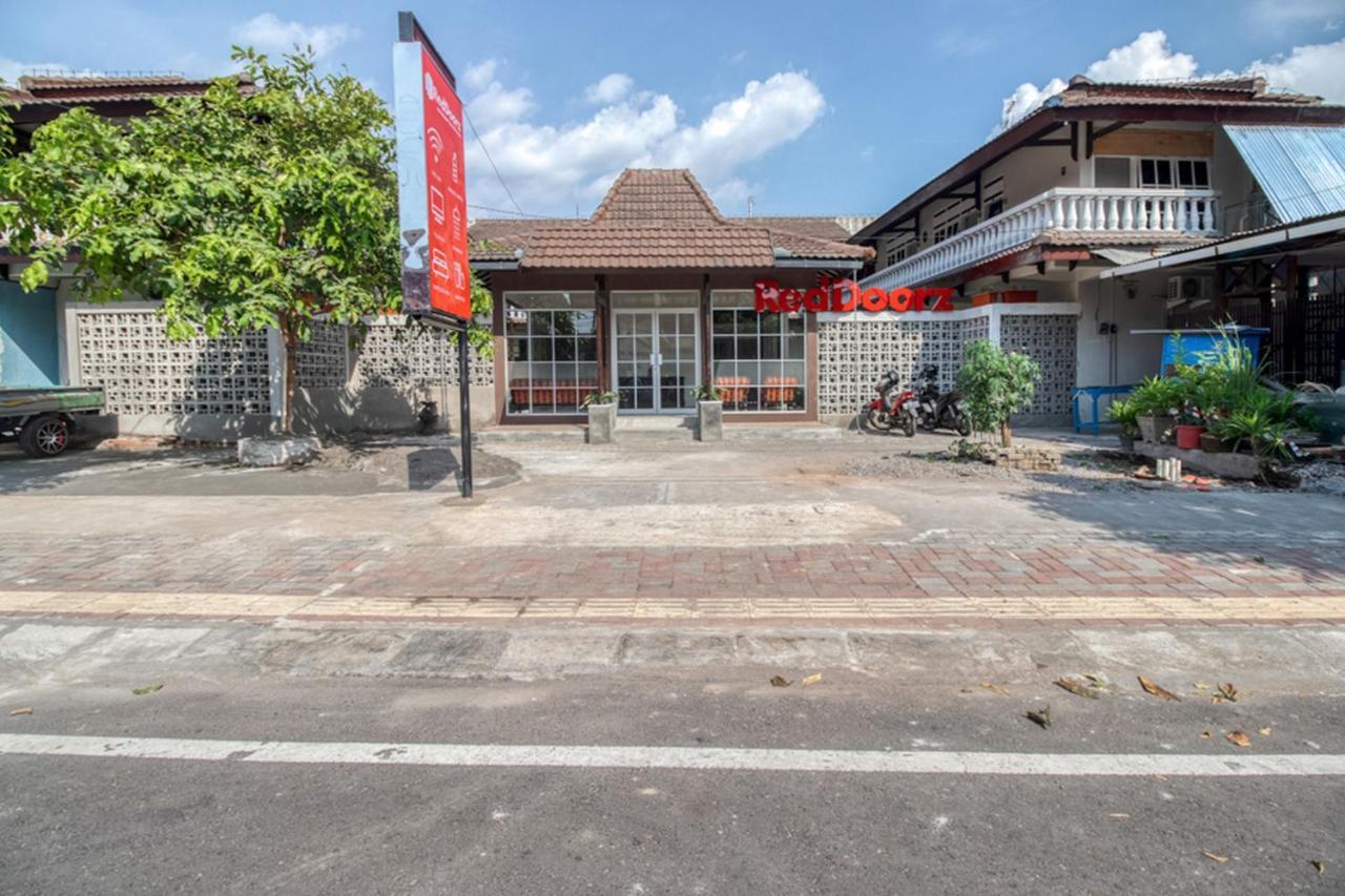 Reddoorz Near Malioboro Tugu Station Jogja 2 Hotel Yogyakarta Kültér fotó
